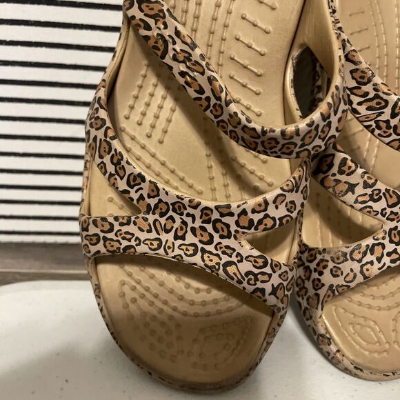 Crocs Leopard Cheetah Print Wedge Strappy Slides Sandals Size 7 - Picture 2 of 10